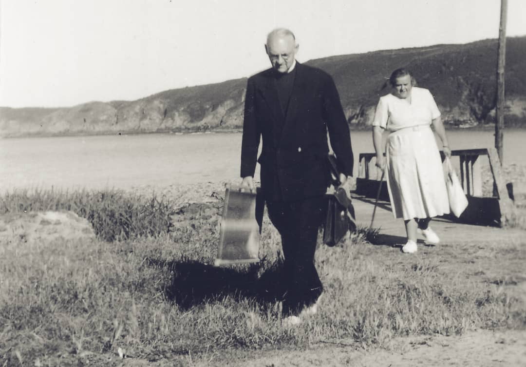 Hans Urs von Balthasar und Adrienne von Speyr in der Bretagne (Saint-Quay) während der Sommerferien mit der Johannesgemeinschaft (1954)