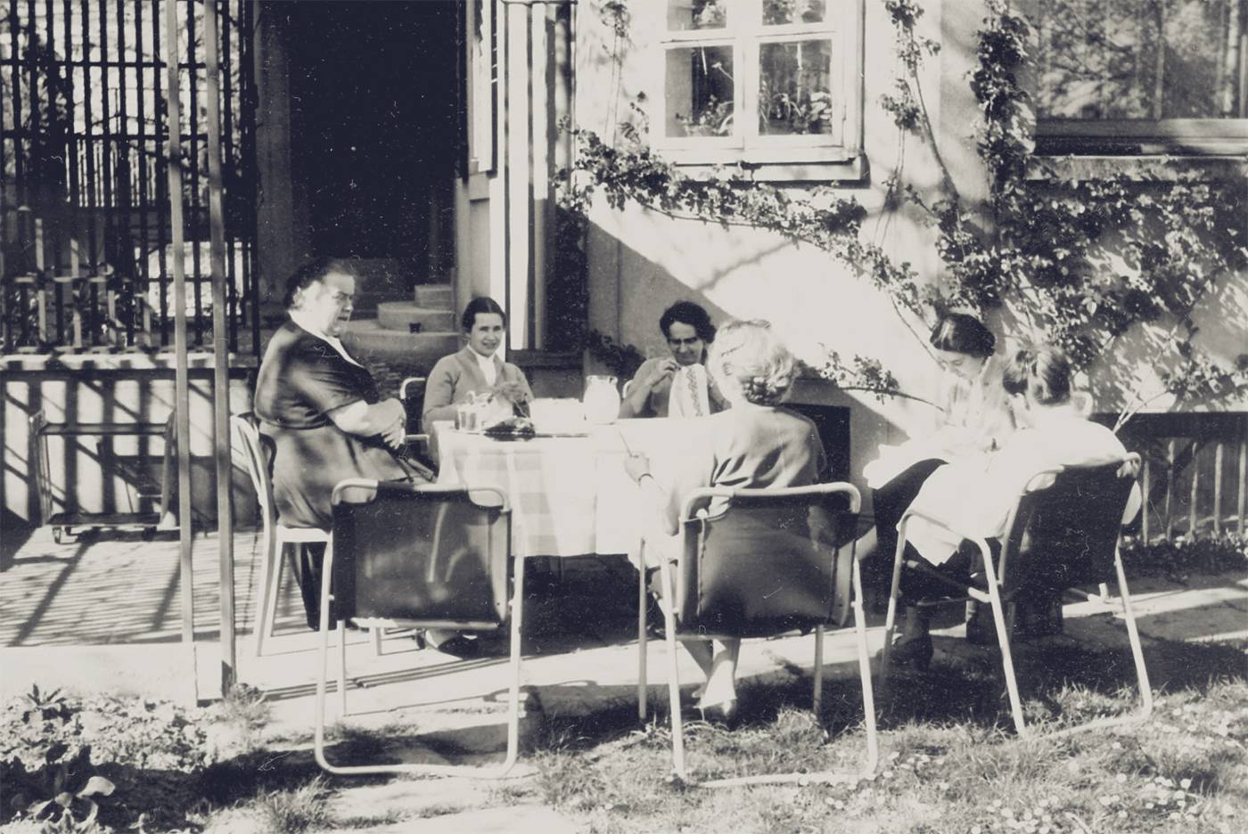 Adrienne von Speyr (links) mit einer Gruppe der Johannesgemeinschaft in Basel (1950er Jahre)